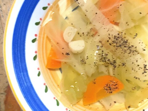 簡単キャベツとにんじんの野菜スープ(o^^o)